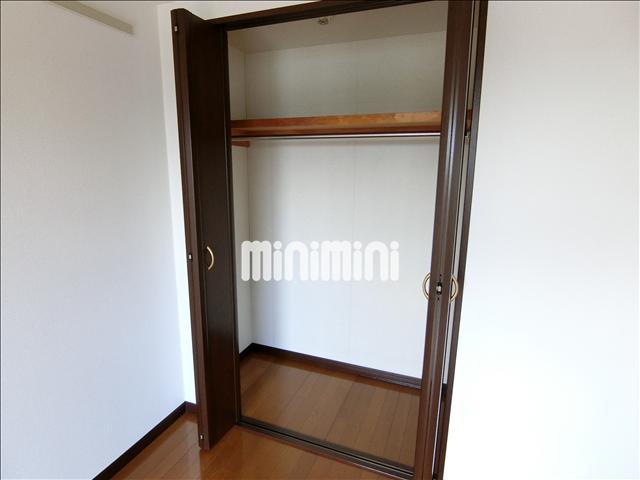 収納　コートやスーツを掛けることができるクローゼットです。