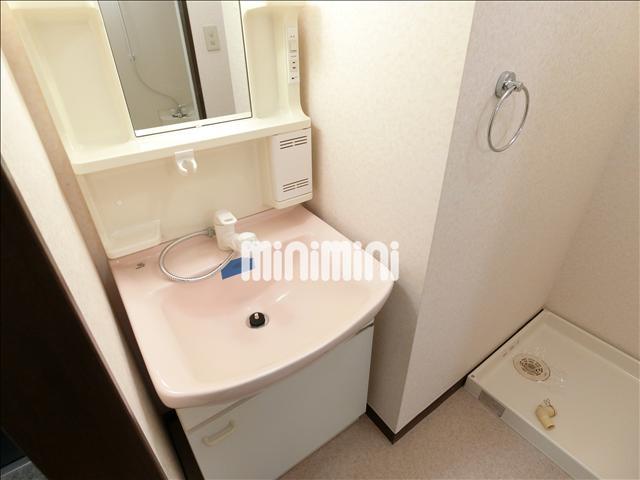 洗面設備　朝の身支度がスムーズな洗髪洗面化粧台です。