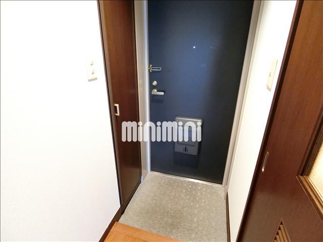 玄関　下駄箱付きで靴をすっきり収納できる玄関です。