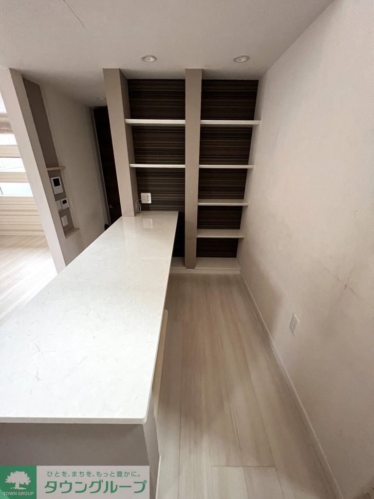 その他　リビング横のライブラリー　約2.5帖