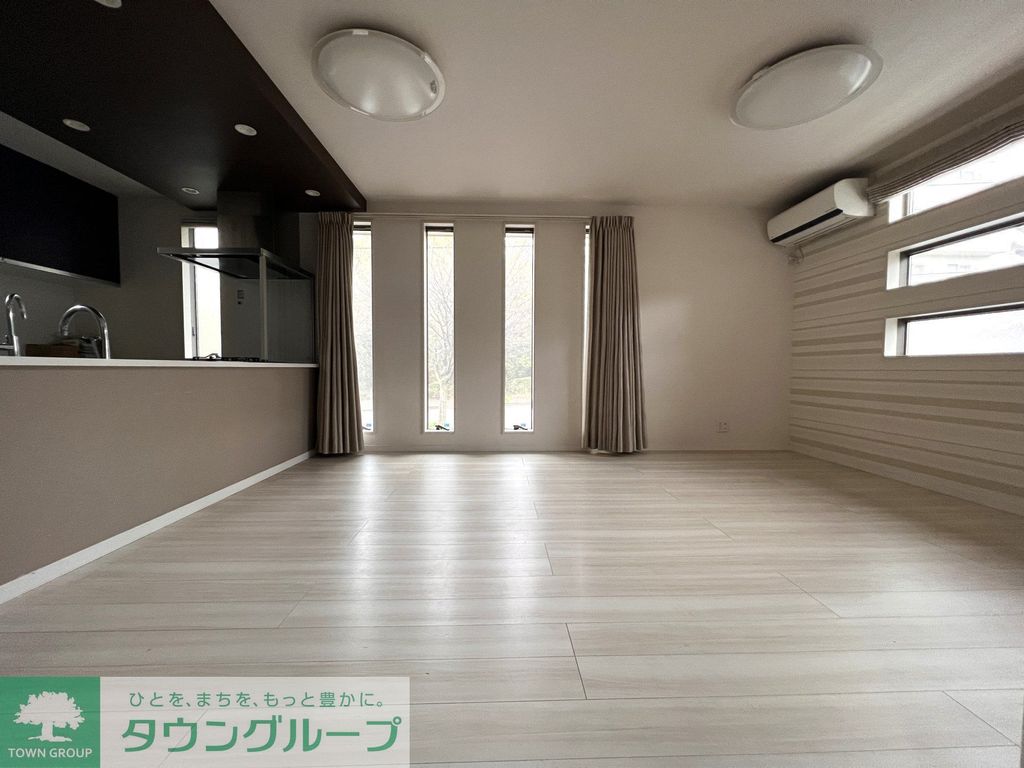 居室・リビング　リビングダイニングキッチン　約18.2帖。床暖房あり