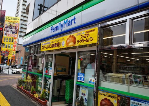 コンビニ　ファミリーマート 四谷四丁目店（コンビニ）まで386m