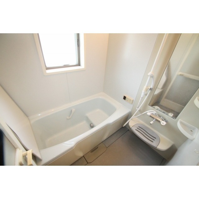 バス・シャワールーム　換気しやすい窓付き浴室