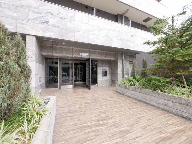 エントランス　落ち着いたエントランスです