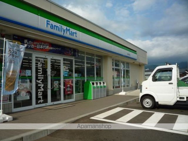 コンビニ　ファミリーマート　勝山荒土町店（コンビニ）まで550m