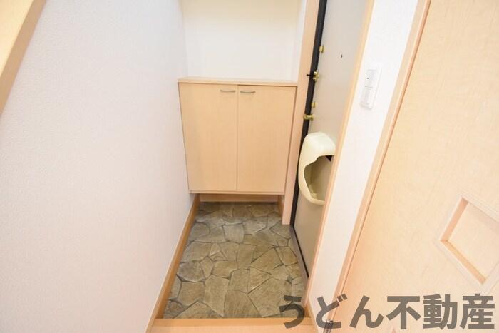 玄関　うどん県のお部屋探しはうどん不動産へ うどんちゃんとLINE