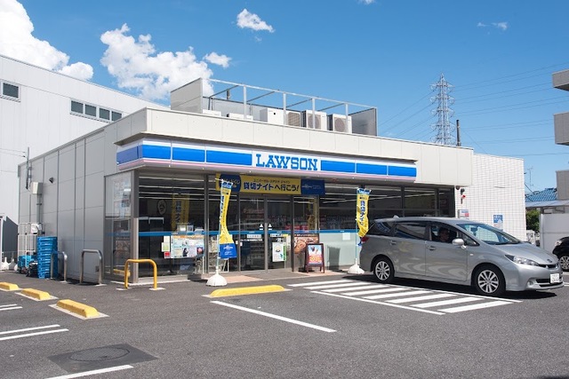 コンビニ　ローソン東大和新堀三丁目店（コンビニ）まで332m