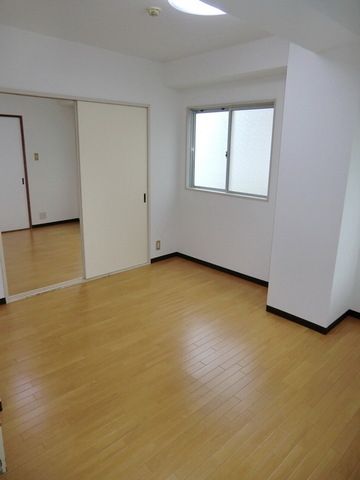 居室・リビング　角部屋　２面採光の明るいお部屋