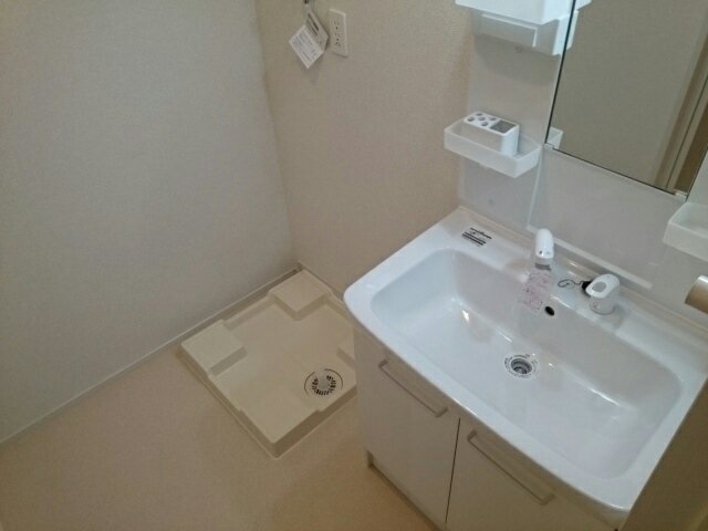 洗面設備　明るい洗面所です