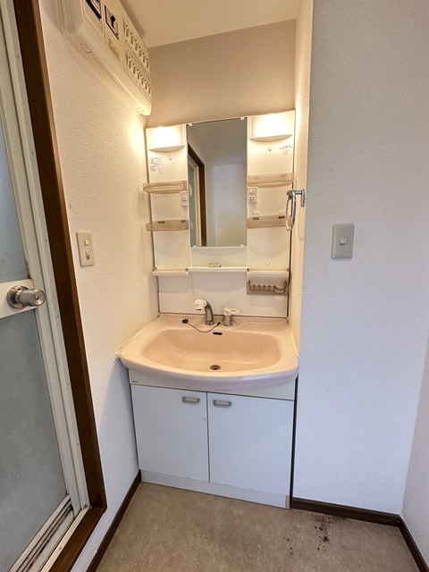 洗面設備　リフォーム前のお部屋です