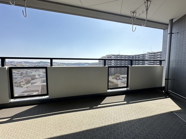 バルコニー　リフォーム前のお部屋です