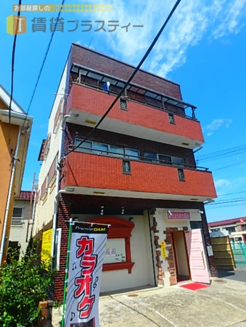 建物外観　重厚なマンションタイプ。１Ｆはテナントです。