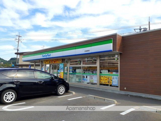 コンビニ　ファミリーマート笠岡富岡店（コンビニ）まで550m