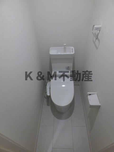 トイレ　落ち着いた色調のトイレです