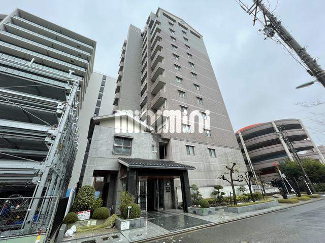 建物外観　スーパー、ドラッグストアがすぐ近くです。