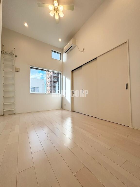 居室・リビング　白を基調としたお洒落な空間！角部屋で窓も多く明るいお部屋です