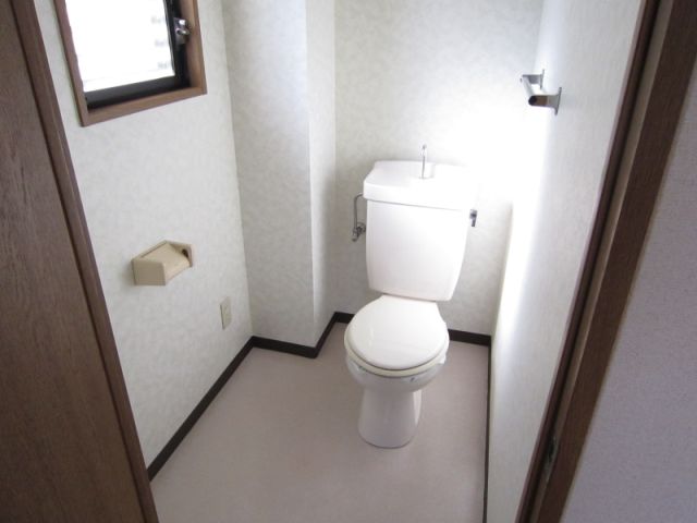 トイレ　白を基調としたレストルーム！