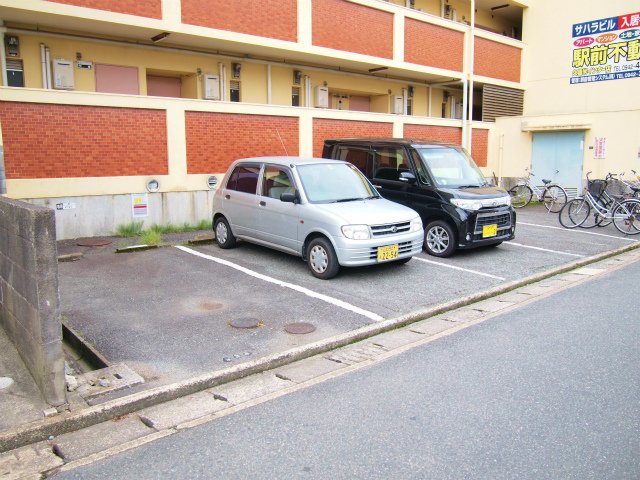駐車場　駐車場に車を止められます