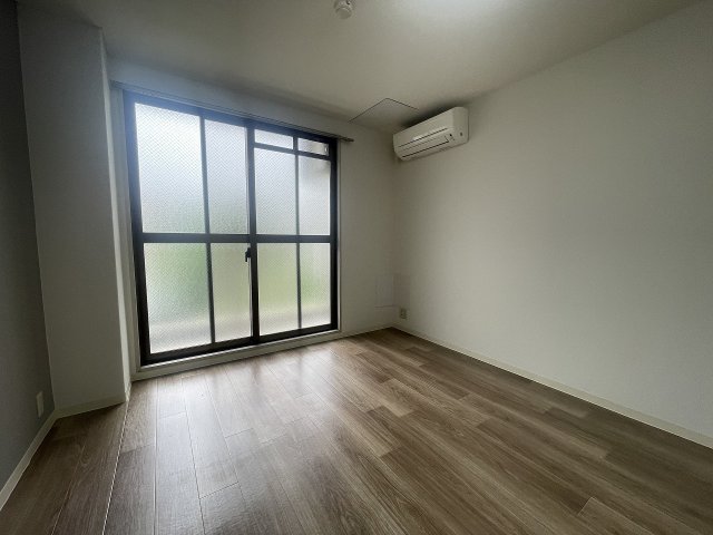 その他部屋・スペース　落ち着いた色調の寝室です