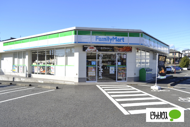 コンビニ　ファミリーマート宇東川東町店（コンビニ）まで495m