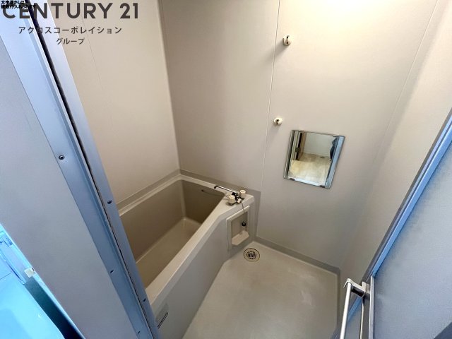 バス・シャワールーム　鏡付きで使いやすいお風呂です♪