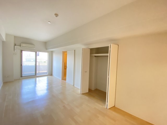 居室・リビング　同型のお部屋です。（反転タイプ）