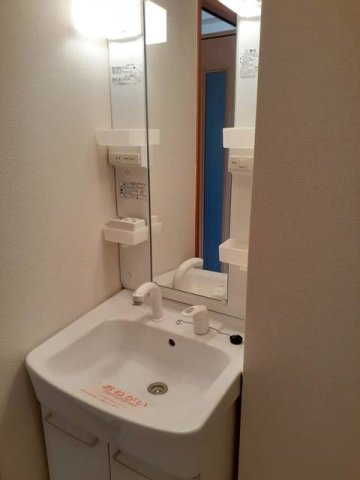 洗面設備　明るい洗面所です