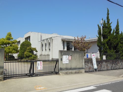 小学校　橿原市立鴨公小学校（小学校）まで611m