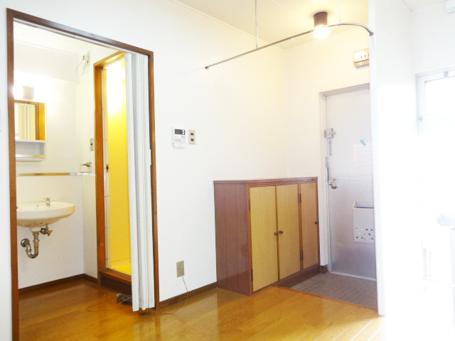 玄関　近隣スーパーまでは徒歩圏内☆便利な立地♪