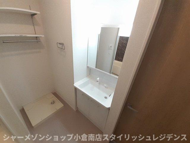 洗面設備　ゆったりとスペースのある洗面所