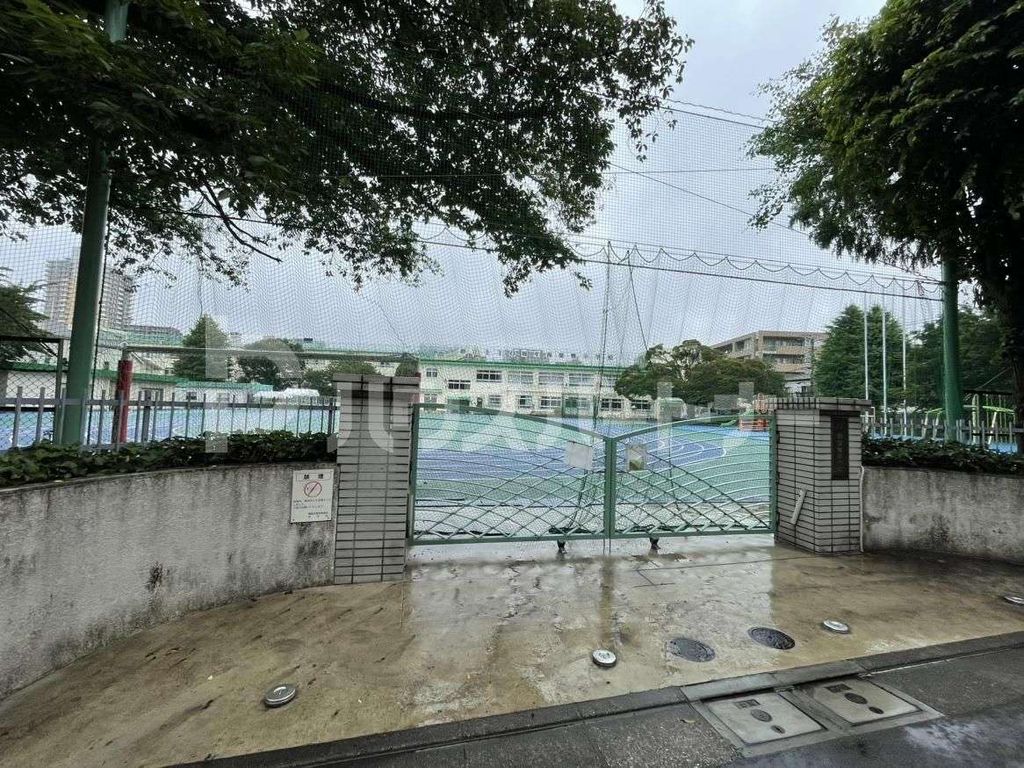小学校　豊島区立西巣鴨小学校（小学校）まで690m