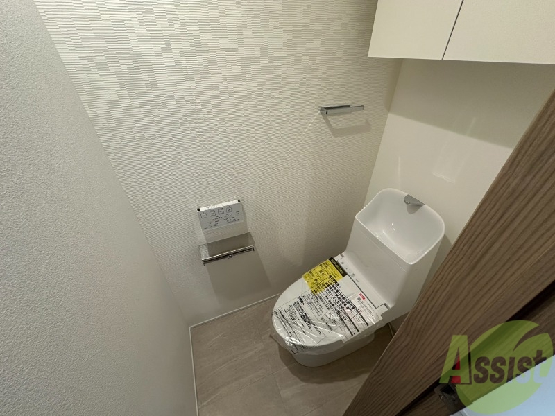 トイレ　トイレは温水洗浄便座です。シンプルな雰囲気になっています。