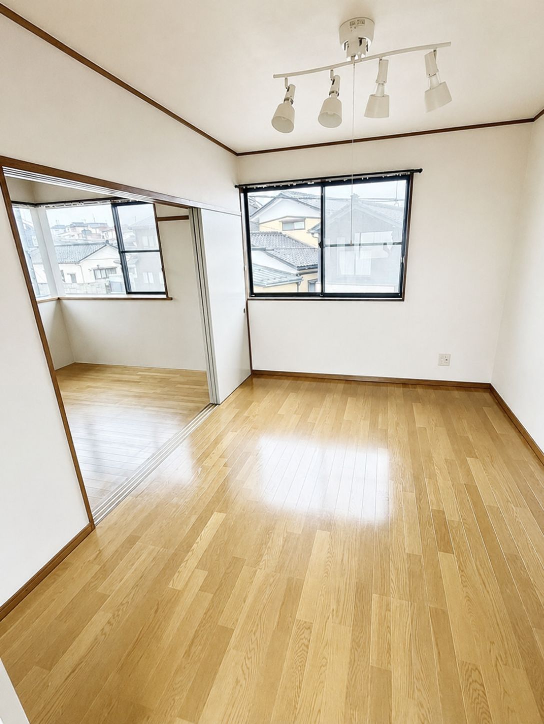 居室・リビング　明るい洋室で家具配置もしやすいお部屋♪