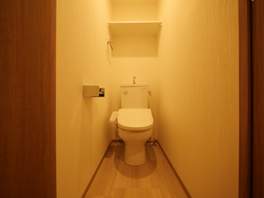 トイレ　落ち着いた色調のトイレです