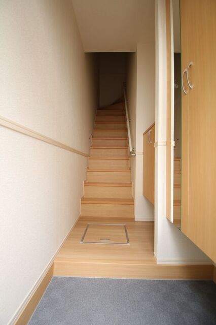 玄関　※同建物内別室の参考写真です、内装が異なる場合がございます