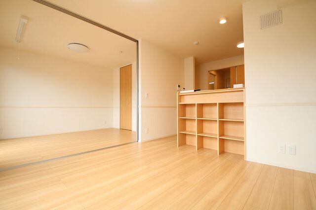 居室・リビング　※同建物内別室の参考写真です、内装が異なる場合がございます
