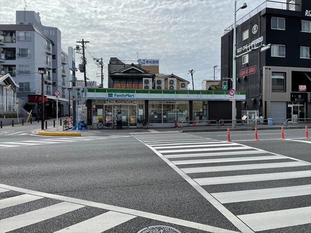 コンビニ　ファミリーマート（コンビニ）まで200m