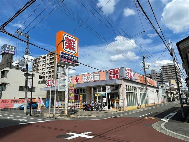 ドラックストア　ドラッグセガミ関目店（ドラッグストア）まで390m