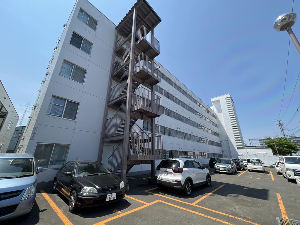 建物外観　今なら駐車場も空きあります♪