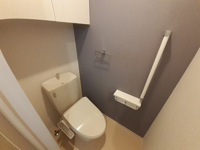 トイレ　落ち着いた色調のトイレです