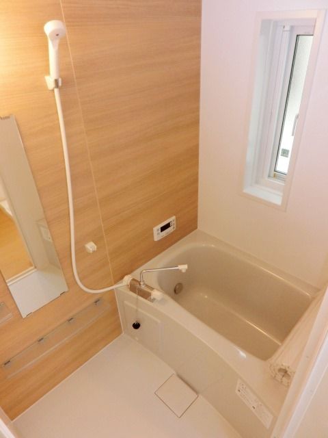バス・シャワールーム　追い焚き付きのバスルーム　窓があるので換気が出来ますね