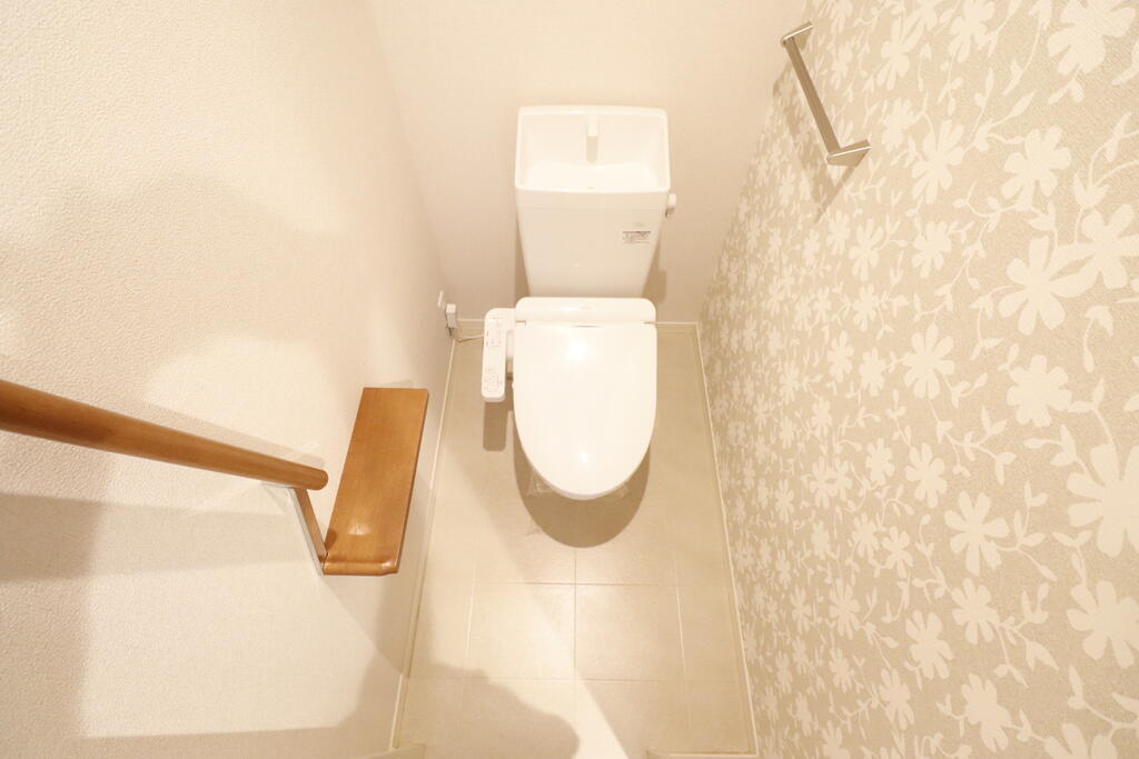 トイレ　温水洗浄便座付きのトイレです♪