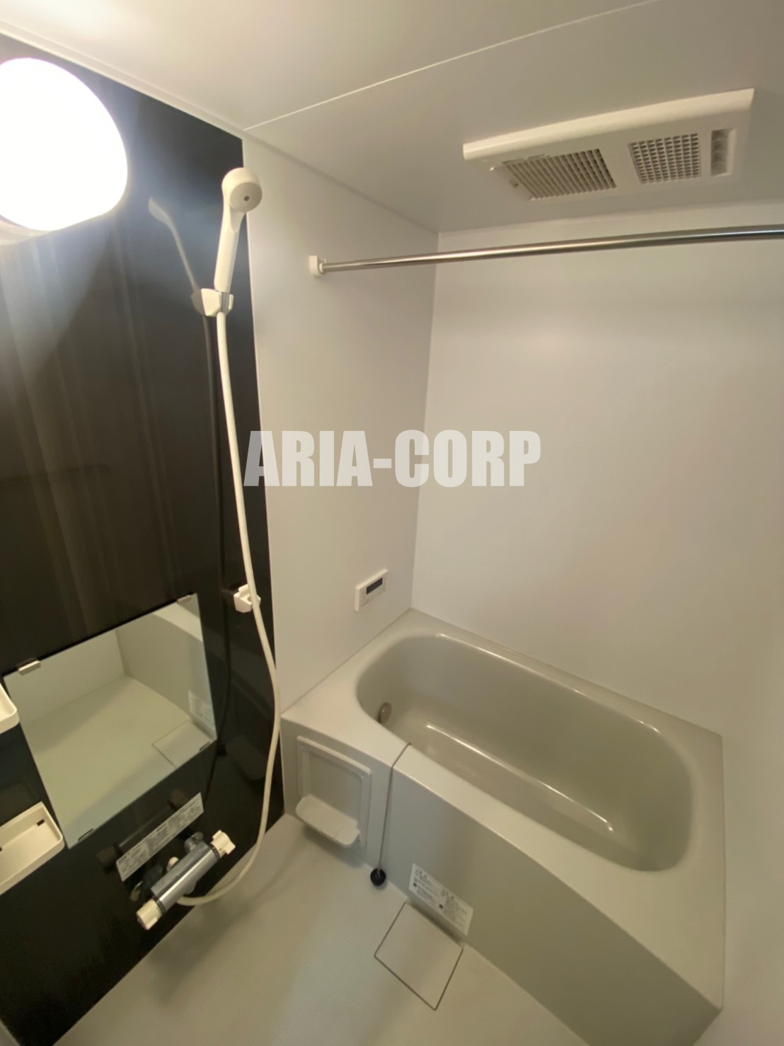 バス・シャワールーム　追い焚き機能付。カラーパネル採用でお洒落なバスルーム。