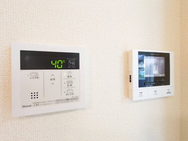 セキュリティ　追い焚き給湯（左）、録画機能付きTVモニターホン（右）
