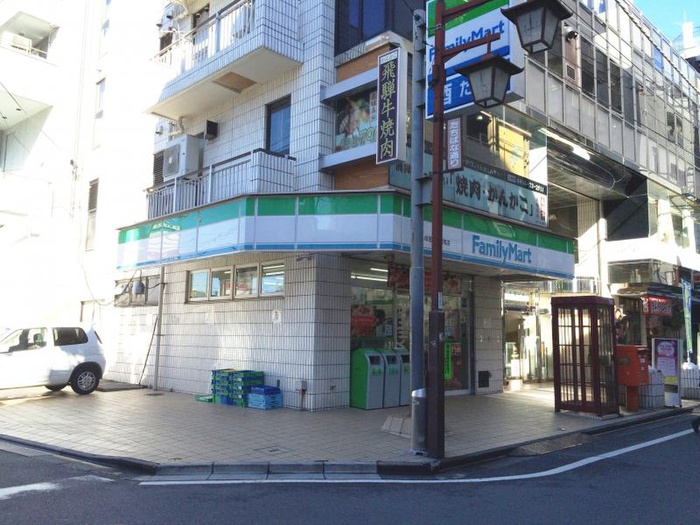 コンビニ　ファミリーマート（コンビニ）まで637m
