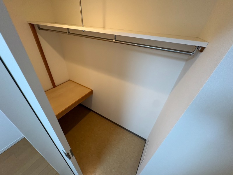 収納　寝室の収納です。部屋がすっきり片付きます。