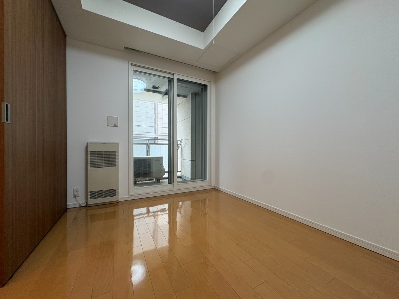 その他部屋・スペース　寝室はこちらです。光が差し込む、温かみのあるお部屋です。