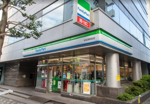 コンビニ　ファミリーマート 中目黒駅前店（コンビニ）まで55m