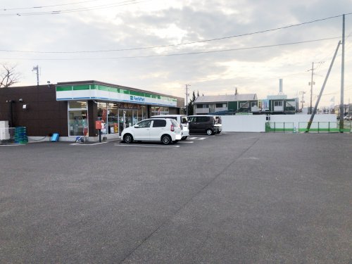 コンビニ　ファミリーマート 佐賀神園店（コンビニ）まで424m