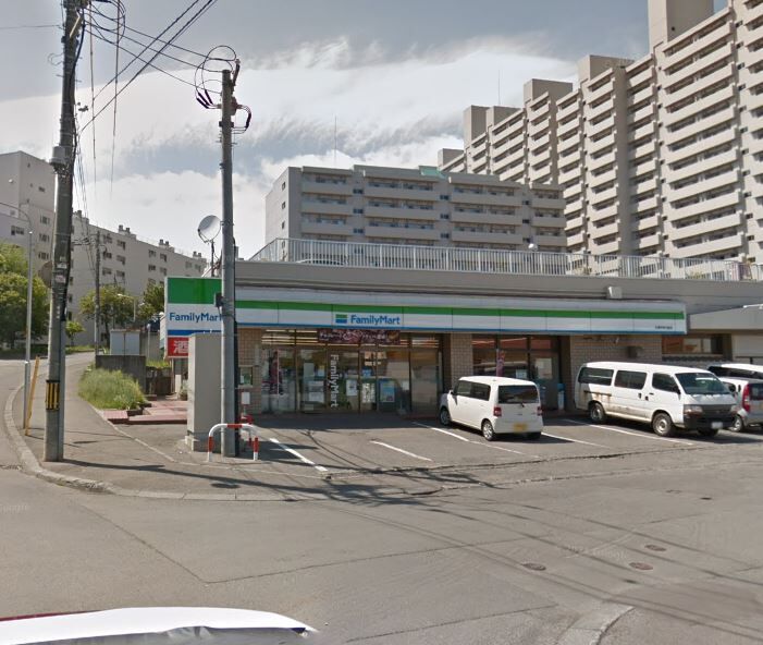 コンビニ　ファミリーマート札幌平岸5条店（コンビニ）まで400m